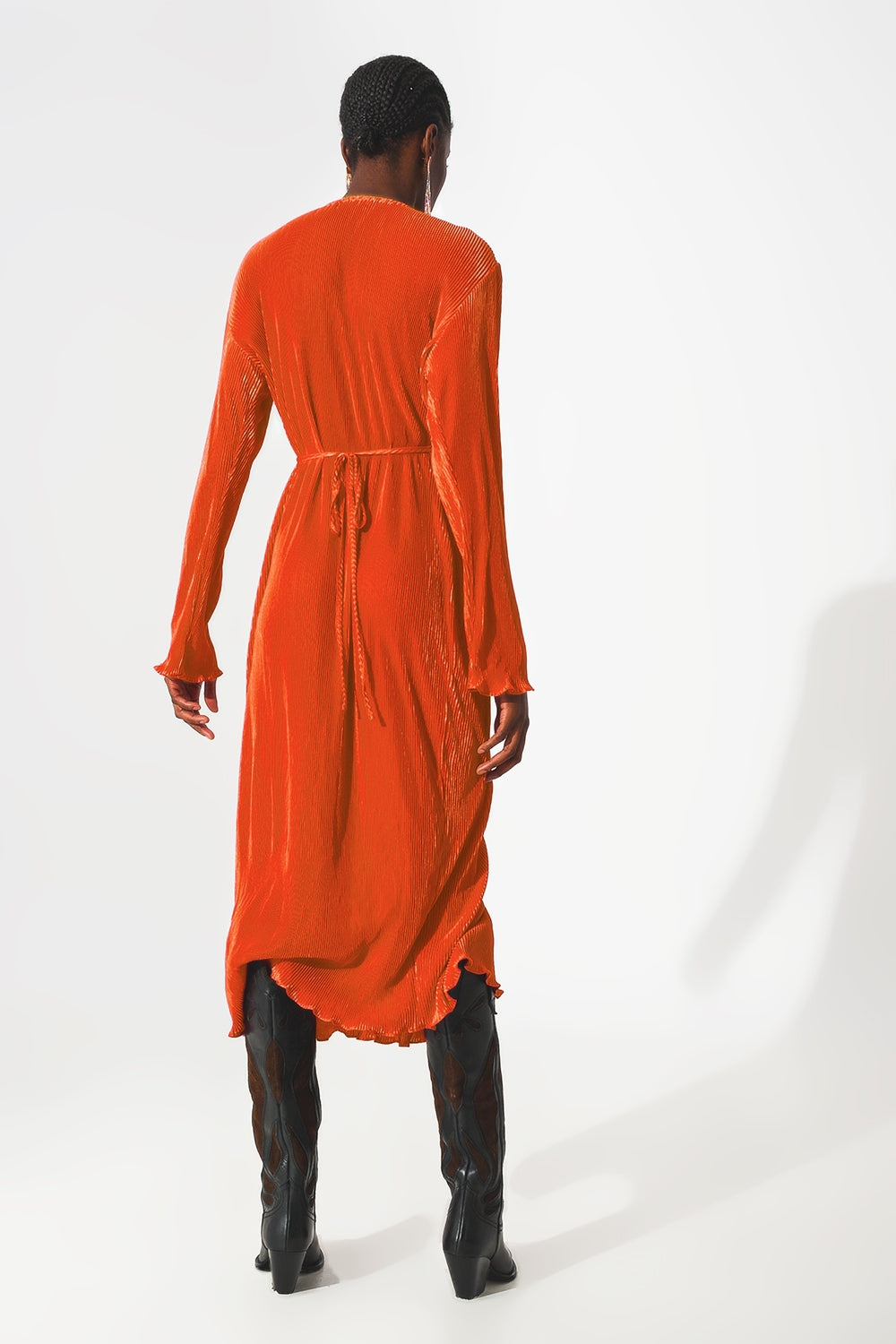 Vestido plisado de satén naranja con detalle cruzado