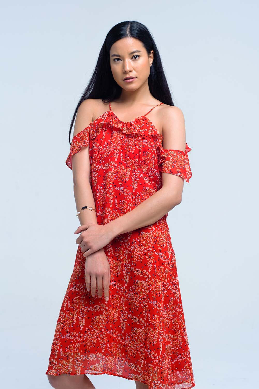 Vestido rojo con flores impresas y volantes