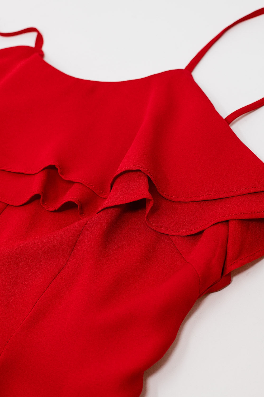 Vestido rojo de gasa con tirantes y volantes