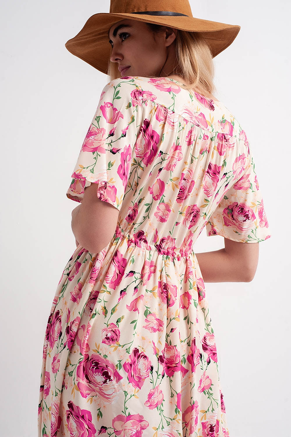 Vestido rosa largo holgado con estampado floral llamativo