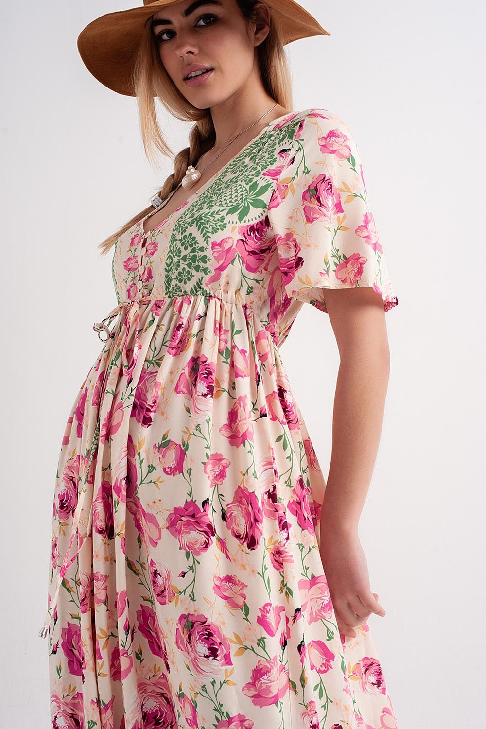Vestido rosa largo holgado con estampado floral llamativo