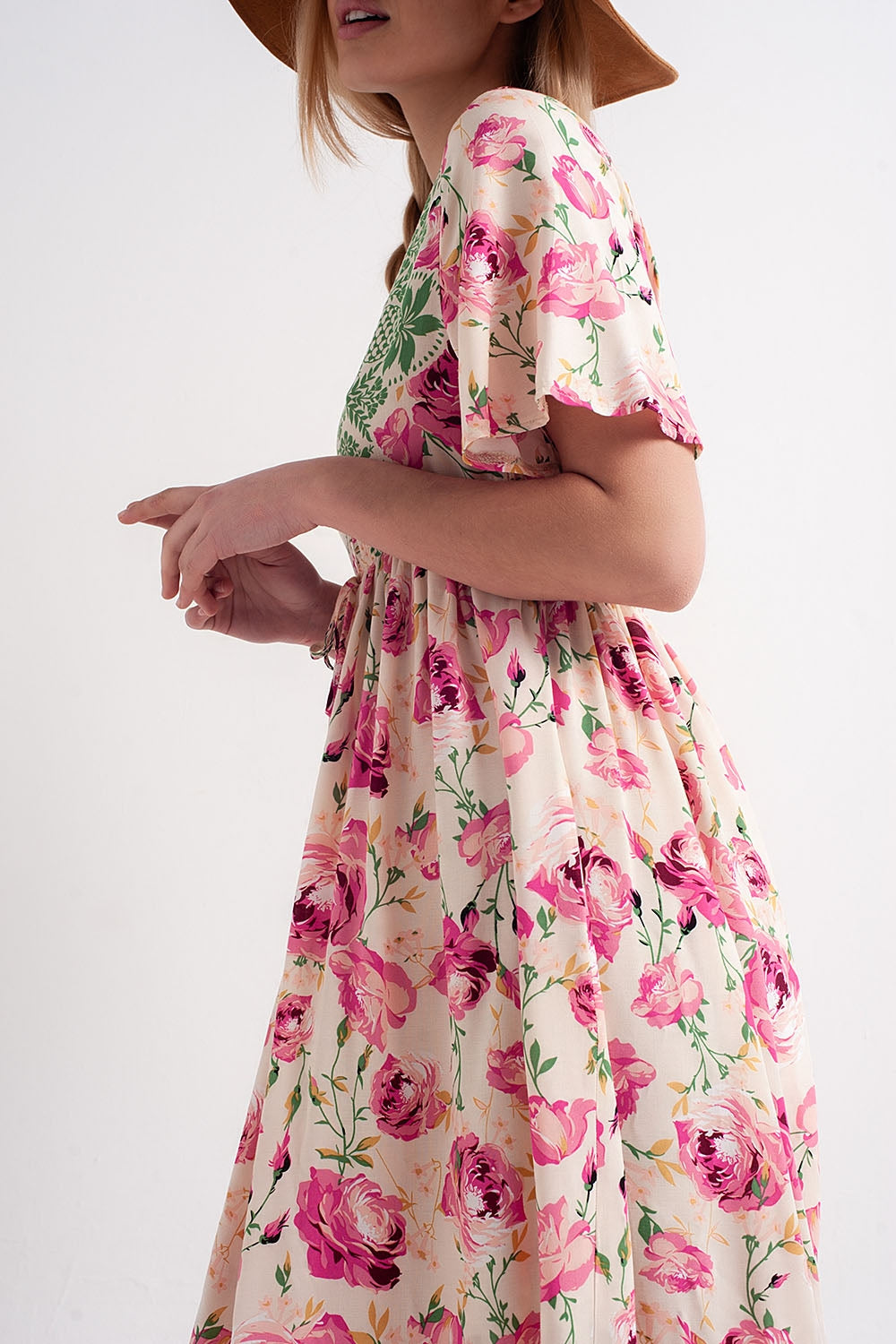 Vestido rosa largo holgado con estampado floral llamativo
