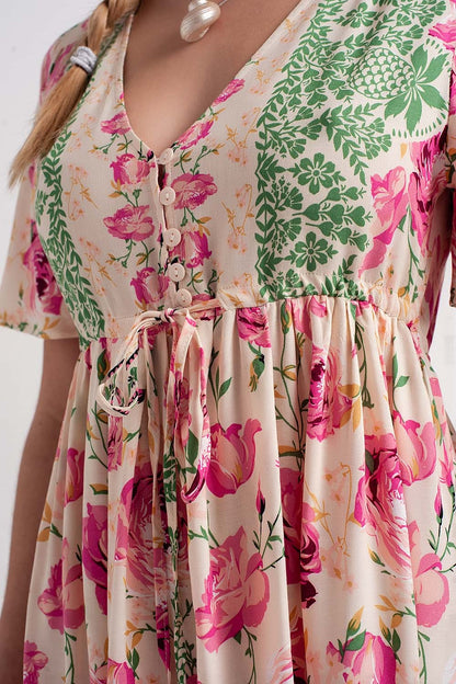 Vestido rosa largo holgado con estampado floral llamativo
