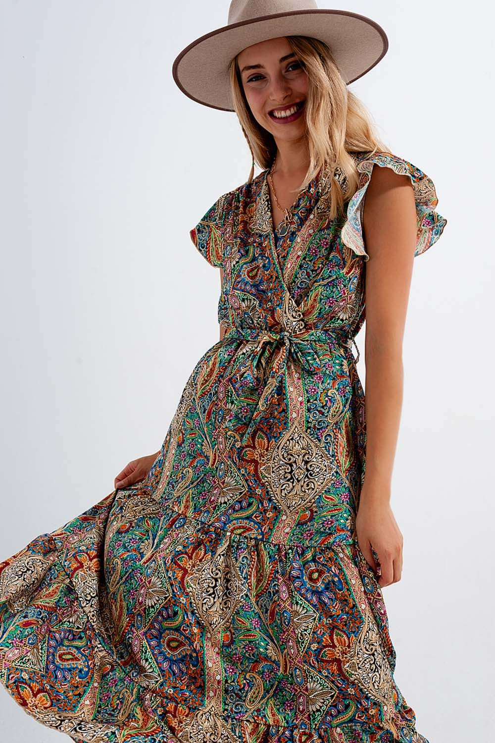Vestido semilargo con estampado de cachemir y volantes en el bajo en verde