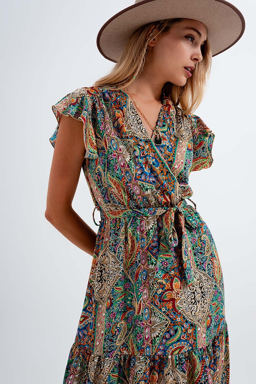 Vestido semilargo con estampado de cachemir y volantes en el bajo en verde