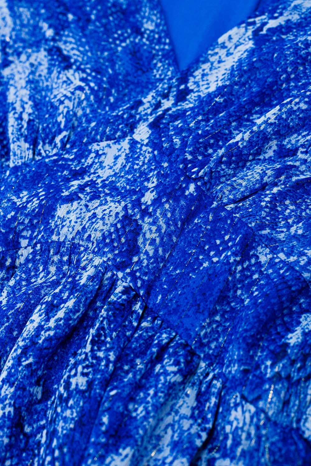 Vestido skater con cintura ceñida en estampado azul serpiente con hilo de lúrex dorado