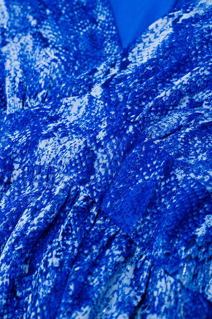 Vestido skater con cintura ceñida en estampado azul serpiente con hilo de lúrex dorado