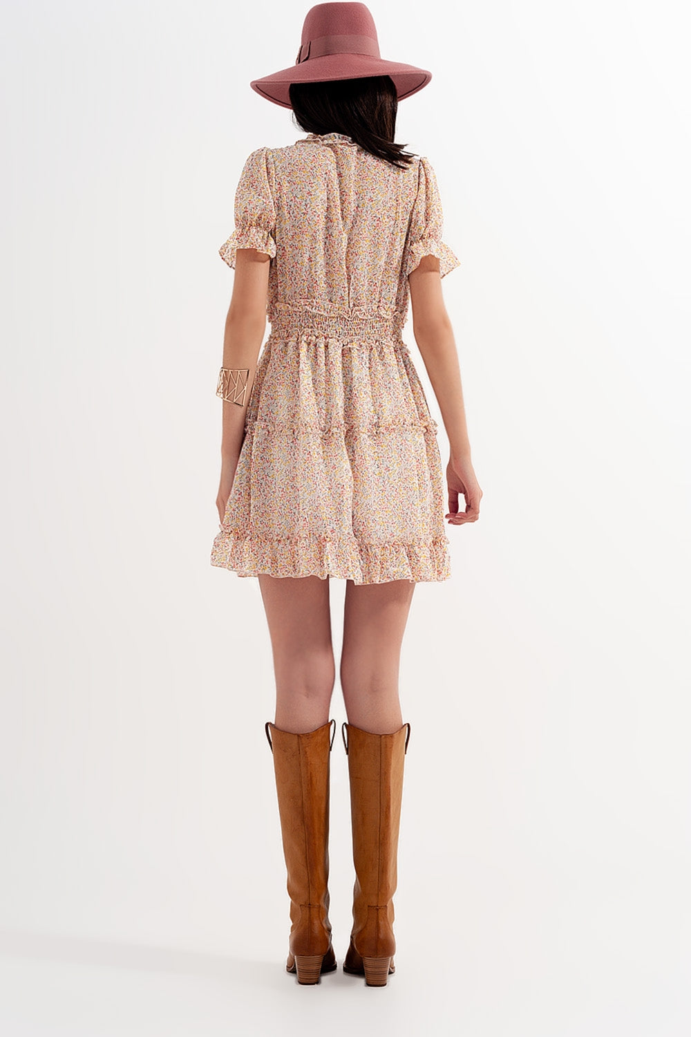 Vestido skater corto amarillo con cintura fruncida y estampado floral