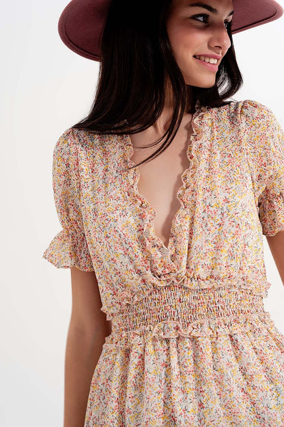 Vestido skater corto amarillo con cintura fruncida y estampado floral