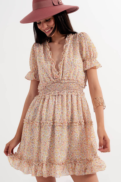 Vestido skater corto amarillo con cintura fruncida y estampado floral