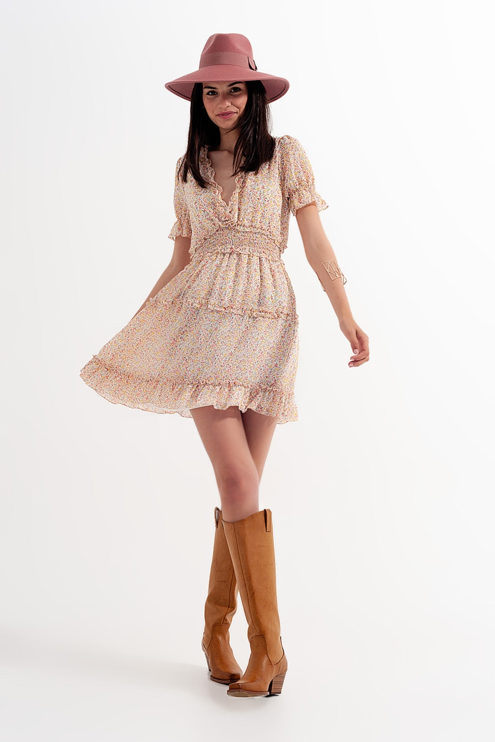 Vestido skater corto amarillo con cintura fruncida y estampado floral