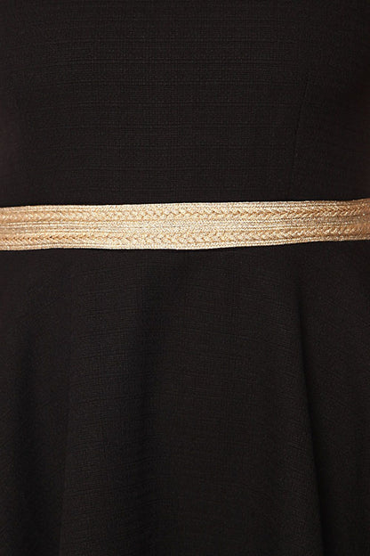 Vestido skater en tejido texturizado negro con detalle de cinturon