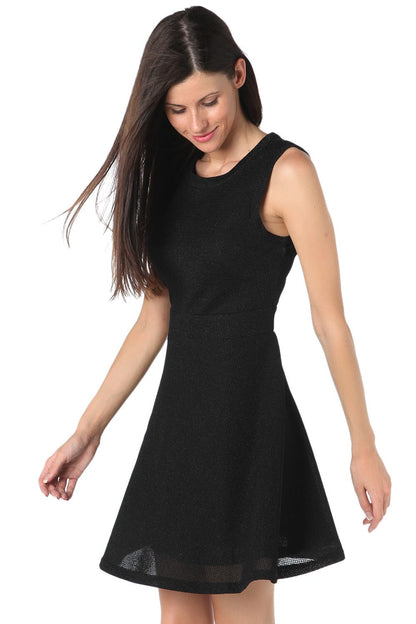 Vestido skater negro con abertura en la espalda