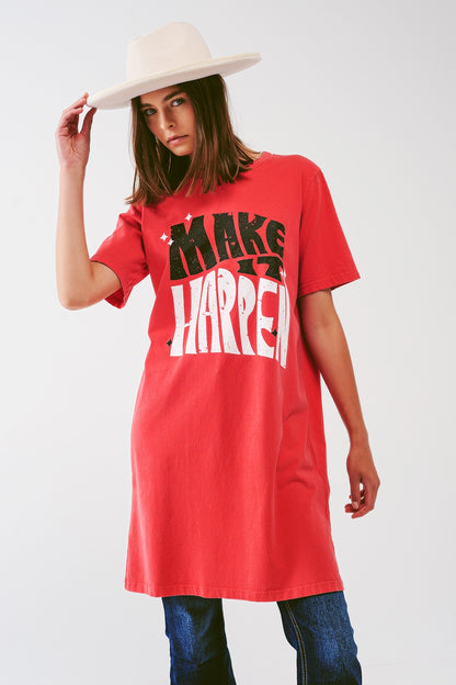 Vestido tipo camiseta con el texto Make It Happen en rojo