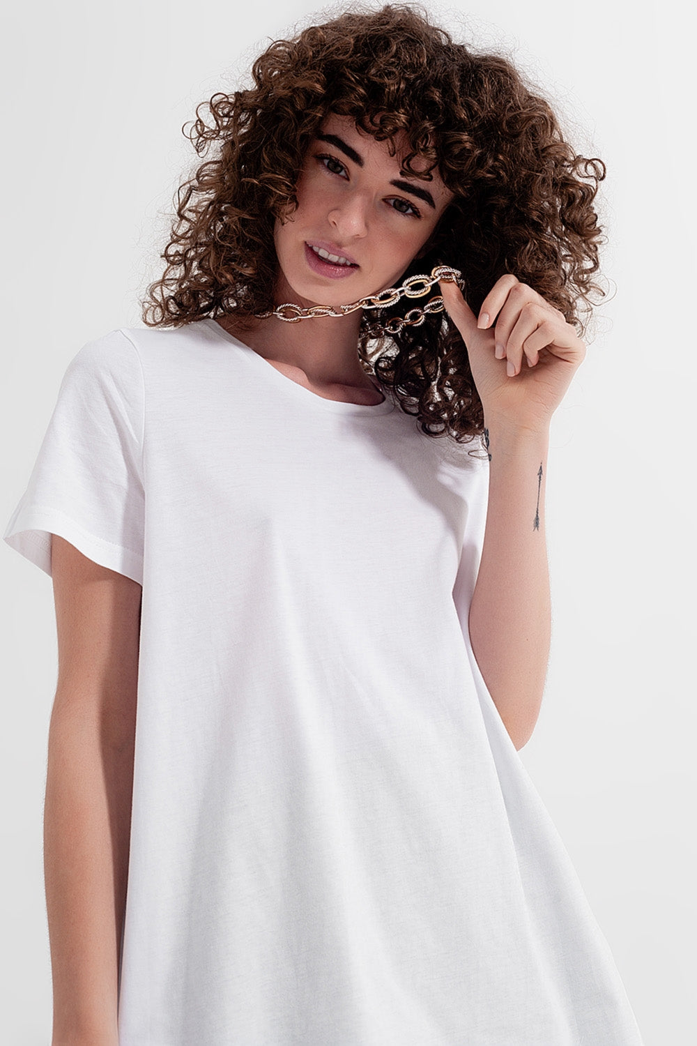 Vestido tipo camiseta en blanco