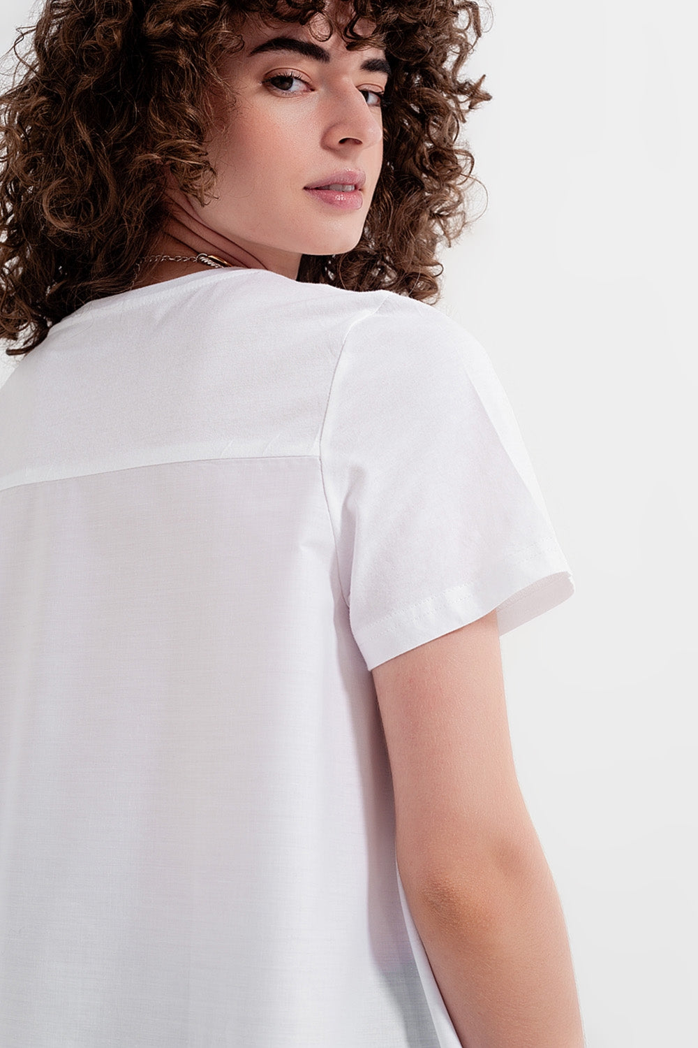 Vestido tipo camiseta en blanco