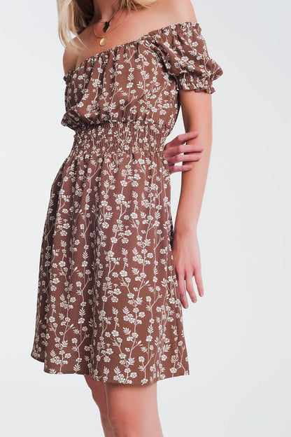 Vestido veraniego corto con escote Bardot y estampado floral marron