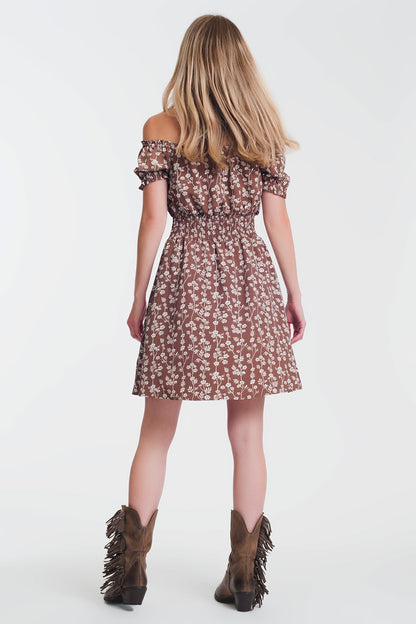 Vestido veraniego corto con escote Bardot y estampado floral marron