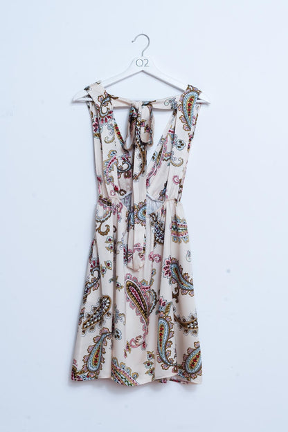 Vestido veraniego corto con estampado estilo cachemir