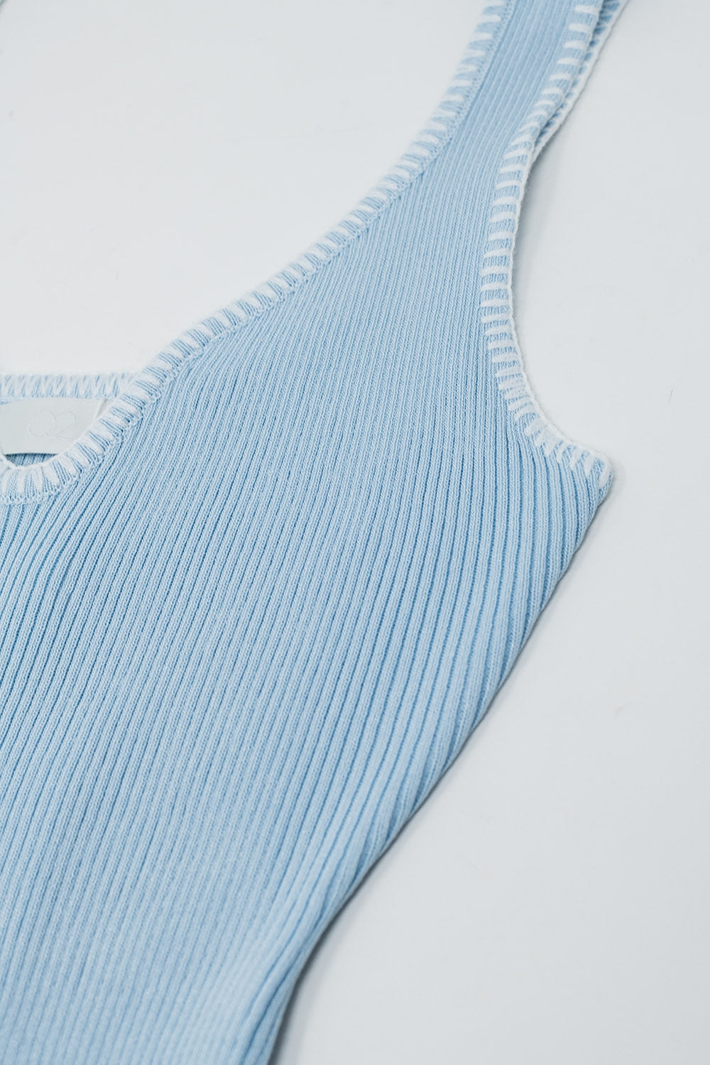Vestido veraniego de punto ceñido al cuerpo en azul claro con ribete blanco
