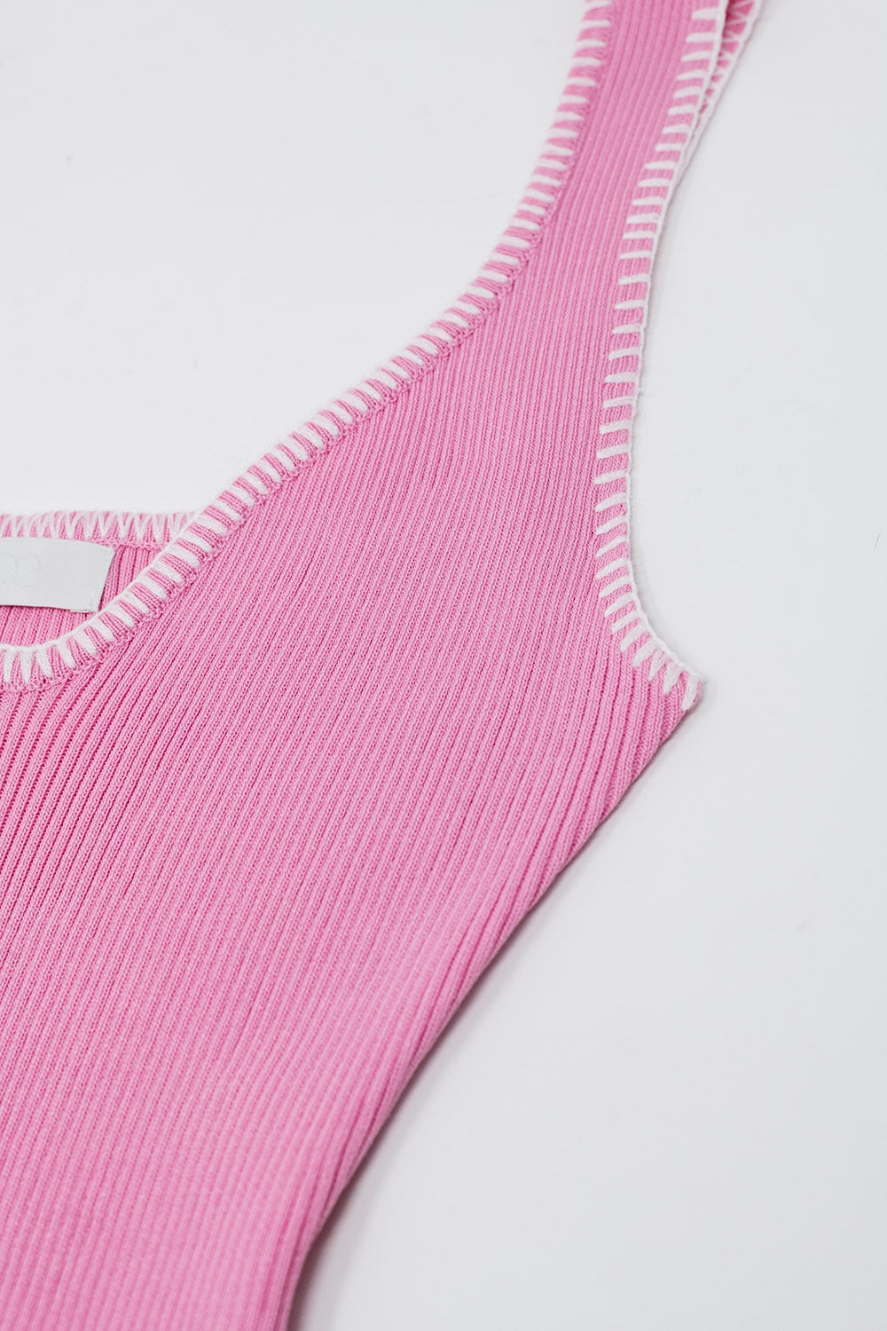 Vestido veraniego de punto ceñido al cuerpo en rosa con ribete blanco