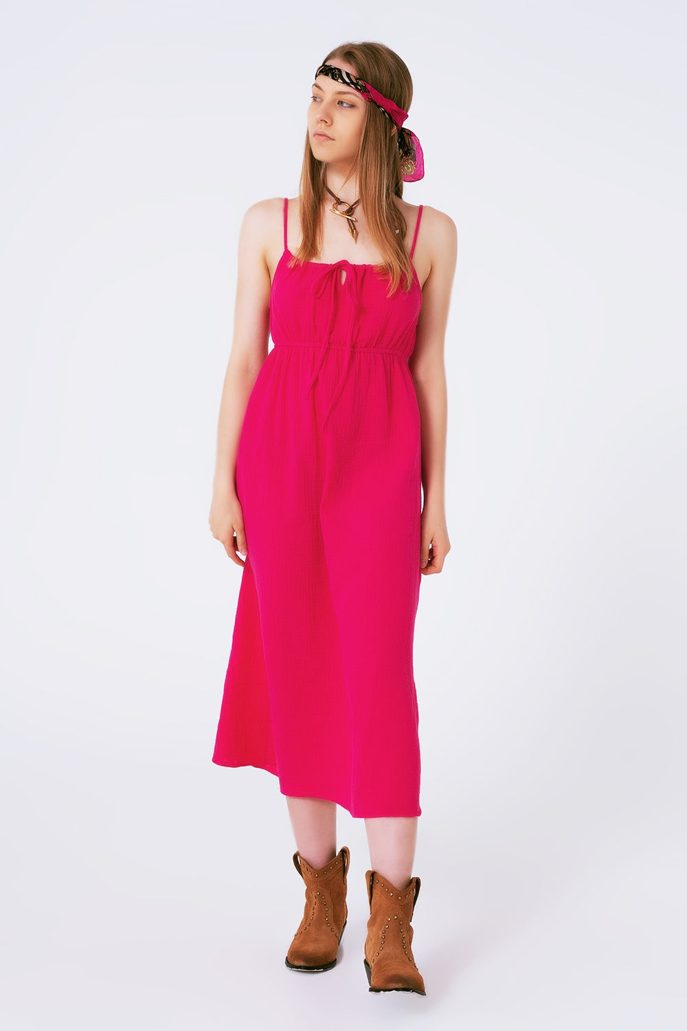 Vestido veraniego largo fuxia de tirantes con cintura fruncida
