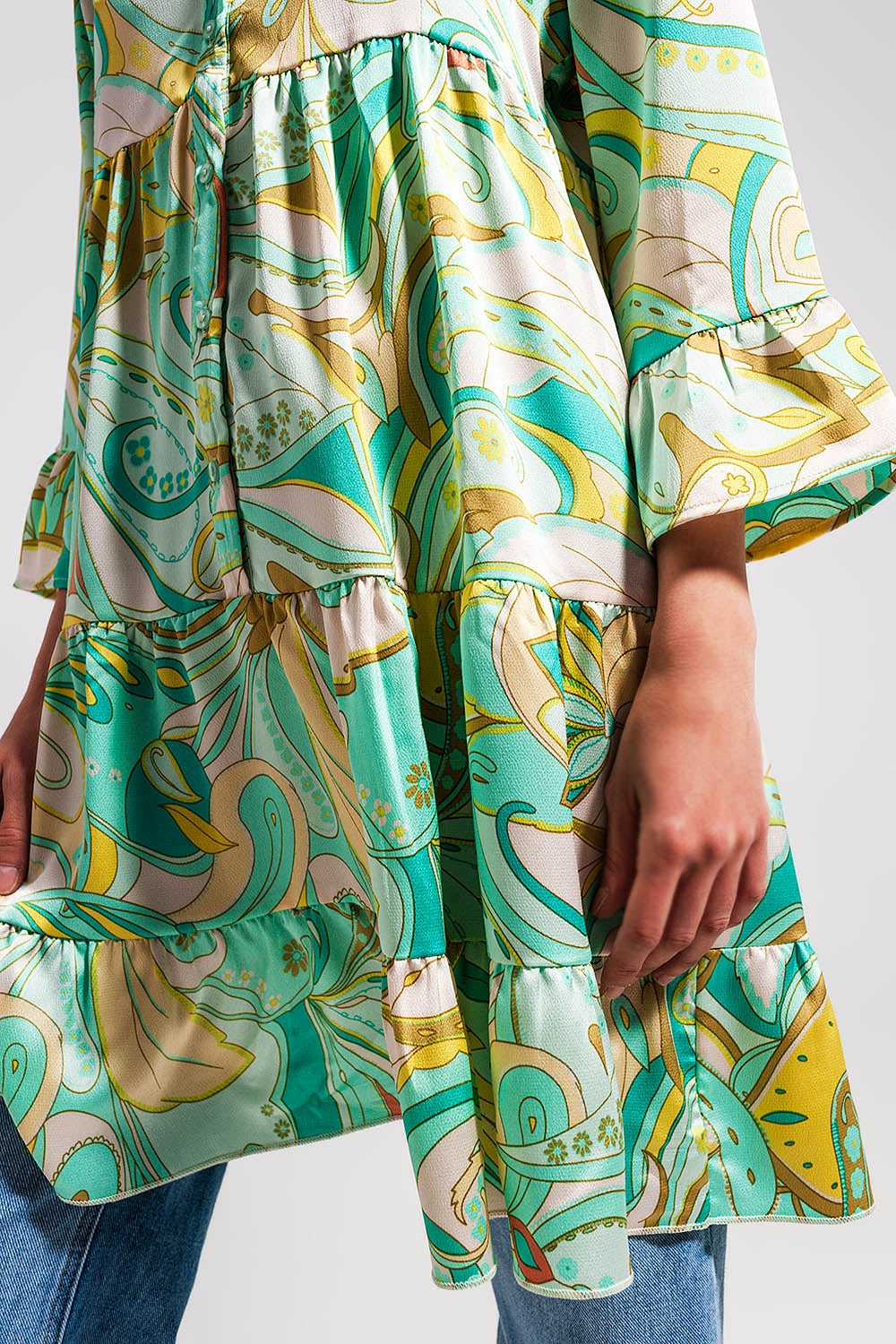 Vestido verde de corte amplio con mangas tres cuartos