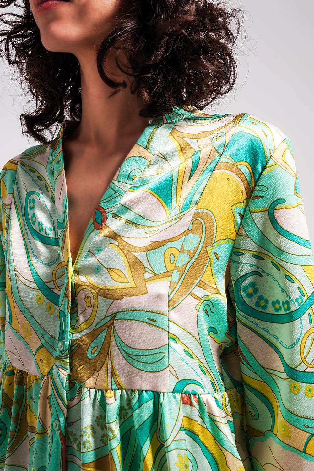 Vestido verde de corte amplio con mangas tres cuartos