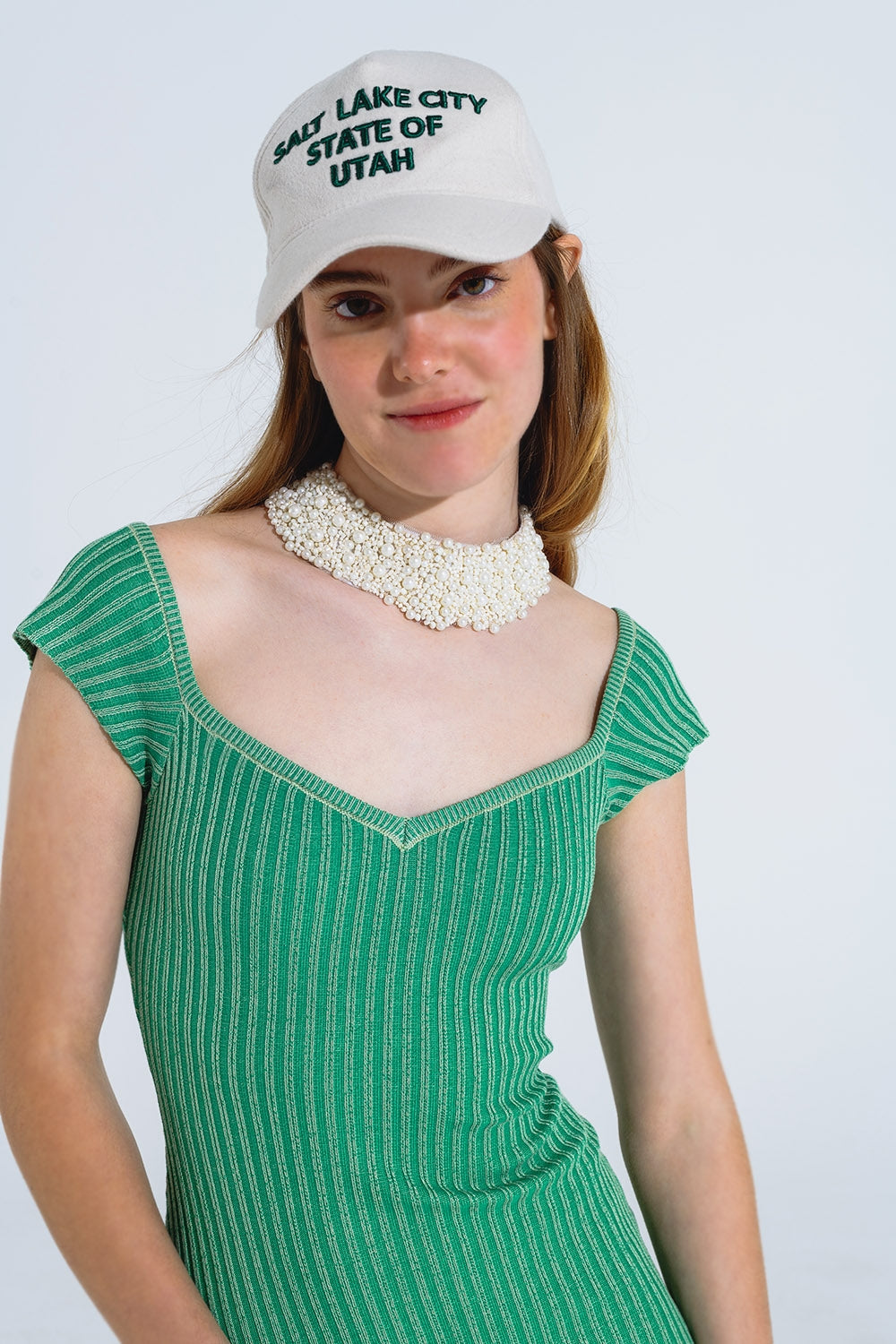 Vestido verde midi de canalé grueso con mangas casquillo